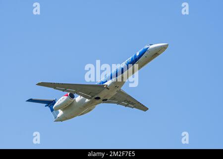 Embraer ERJ-145-EP, zweimotoriger Regionaljet von British Midland Regional Limited / Flybmi, britische Regionalfluggesellschaft auf Flug gegen den blauen Himmel | Embraer ERJ-145-EP, avion biréacteur de Transport régional de Midland Regional Limited / Flybmi, compagnie aérienne Britain en vol 06/05/2018 Stockfoto