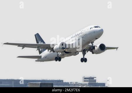 Airbus A319-112, narrow-body, commercial passenger twin-engine jet airliner from Star Alliance / Belgian Brussels Airlines in flight | Airbus A319-112, avion de ligne moyen-courrier de Star Alliance / Brussels Airlines en vol 06/05/2018 Stockfoto