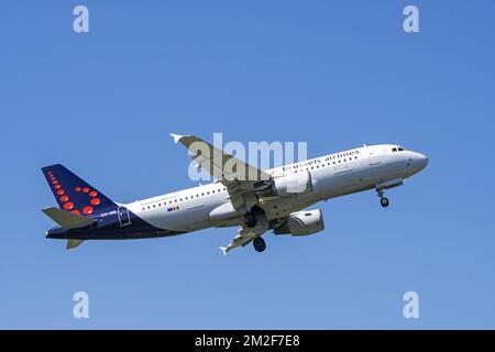 Airbus A320-214, Zweimotoriger Passagierjet-Flugzeug mit Schmalrumpfflugkörper von Belgian Brussels Airlines auf Flug gegen den blauen Himmel | Airbus A320-214, avion de ligne moyen-Courrier de Brussels Airlines en vol 06/05/2018 Stockfoto