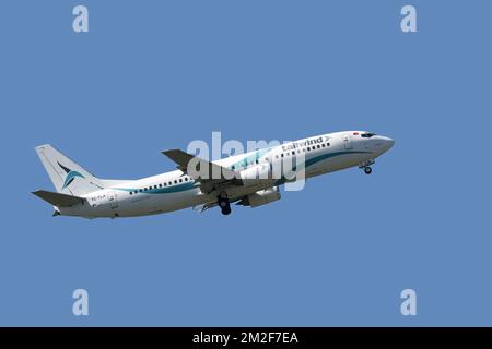 Boeing 737-4Q8, Mittelstrecken-Schmalkörperjet-Flugzeug von Tailwind Airlines, türkische Charterfluggesellschaft im Flug gegen den blauen Himmel | Boeing 737-4Q8, avion de ligne Court à moyen-Courrier biréacteur à fuselage étroit de Tailwind Airlines, compagnie aérienne turque en vol 06/05/2018 Stockfoto