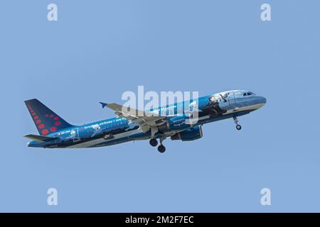 Airbus A320-214 in Magritte Livery, Narrow-body, Commercial Passenger Twin-Engine Jet Airliner von Belgian Brussels Airlines auf Flug | Airbus A320-214, avion de ligne moyen-Courrier dédié à l'artiste peintre René Magritte de Brussels Airlines en vol 06/05/2018 Stockfoto