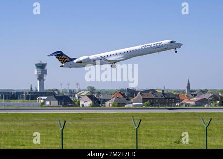 Bombardier CRJ-900LR, regional jet airliner from Lufthansa CityLine taking off from runway at Brussels Airport, Zaventem, Belgium | Village Steenokkerzeel et la tour de contrôle derrière piste de l'aéroport de Bruxelles-National / Brussels Airport et décollage de Bombardier CRJ-900LR, avion de ligne civil de Lufthansa CityLine, compagnie aérienne allermande 06/05/2018 Stock Photo