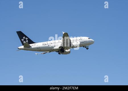 Airbus A319-112, Schmalrumpfflugzeuge für gewerbliche Passagiere mit zweimotorigem Düsenflugzeug von Star Alliance / Belgische Brussels Airlines auf Flug gegen den blauen Himmel | Airbus A319-112, avion de ligne moyen-Courrier de Star Alliance / Brussels Airlines en vol 06/05/2018 Stockfoto