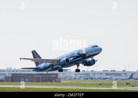 Airbus A320-214 in Magritte livery, gewerblicher Passagier-Düsenflugzeug mit zweimotorigem Triebwerk von Belgian Brussels Airlines mit Abflug vom Flughafen Brüssel | Airbus A320-214, avion de ligne moyen-Courrier dédié à l'artiste peintre René Magritte de Brussels Airlines 06/05/2018 Stockfoto