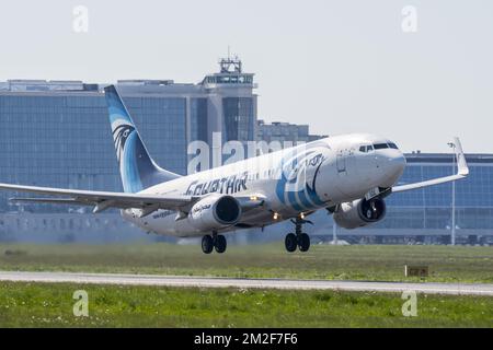 Boeing 737-800, two engine short- to medium-range, narrow-body jet airliner from EgyptAir, Egyptian airline taking off from runway | Boeing 737-800, avion de ligne court à moyen-courrier biréacteur à fuselage étroit de EgyptAir, compagnie nationale d'Égypte 06/05/2018 Stock Photo