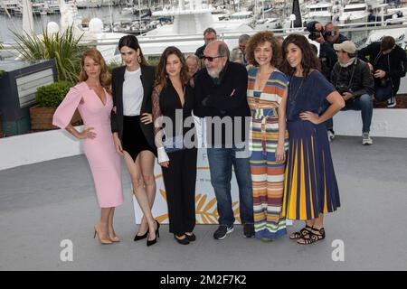 (L-R) Mariana Ximenes, Luiza Mariani, Bruna Linzmeyer, director Carlos Diegues, Marina Provenzano and Flora Diegues attend the photocall for 'The Great Mystical Circus (O Grande Circo Mistico)' during the 71st annual Cannes Film Festival at Palais des Festival | (De gauche à droite) Mariana Ximenes, Luiza Mariani, Bruna Linzmeyer, le réalisateur Carlos Diegues, Marina Provenzano et Flora Diegues assistent au photocall de 'The Great Mystical Circus (O Grande Circo Mistico)' pendant le 71ème Festival de Cannes au Palais des Festival de Cannes. 14/05/2018 Stockfoto