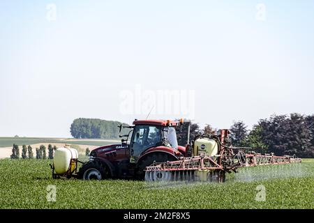 Ein Traktor mit einem gezogenen Sprüher besprüht das Feld mit einer Fungizidbehandlung | UN tracteur pulverise son Champ a l'aide d'un Traitement fongicide traitant certaines maladies fongiques sur la production 08/05/2018 Stockfoto