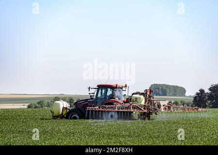 Ein Traktor mit einem gezogenen Sprüher besprüht das Feld mit einer Fungizidbehandlung | UN tracteur pulverise son Champ a l'aide d'un Traitement fongicide traitant certaines maladies fongiques sur la production 08/05/2018 Stockfoto