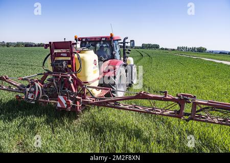 Ein Traktor mit einem gezogenen Sprüher besprüht das Feld mit einer Fungizidbehandlung | UN tracteur pulverise son Champ a l'aide d'un Traitement fongicide traitant certaines maladies fongiques sur la production 08/05/2018 Stockfoto