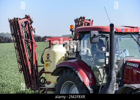 Ein Traktor mit einem gezogenen Sprüher besprüht das Feld mit einer Fungizidbehandlung | UN tracteur pulverise son Champ a l'aide d'un Traitement fongicide traitant certaines maladies fongiques sur la production 08/05/2018 Stockfoto