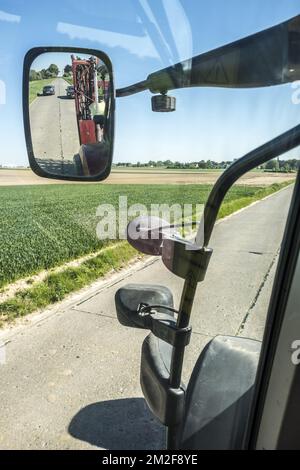 Ein Traktor mit einem gezogenen Sprüher besprüht das Feld mit einer Fungizidbehandlung | UN tracteur pulverise son Champ a l'aide d'un Traitement fongicide traitant certaines maladies fongiques sur la production 08/05/2018 Stockfoto