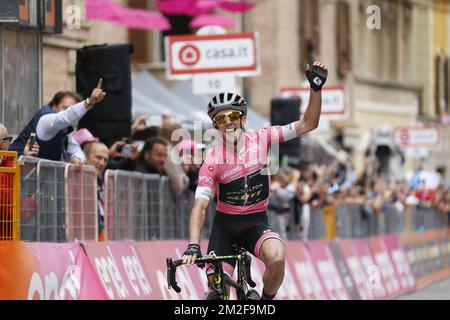 Führend im allgemeinen Ranking Großbritanniens Simon Yates von Mitchelton – Scott feiert, wie er die Ziellinie überquert und Phase 11 der 101.. Ausgabe der Giro D'Italia Radtour gewinnt, 1565km von Assisi nach Osimo, Italien, Mittwoch, 16. Mai 2018. BELGA FOTO YUZURU SUNADA FRANCE RAUS Stockfoto