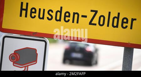 Abbildung zeigt den Namen der Gemeinde Heusden-Zolder auf einem Straßenschild, Donnerstag, 17. Mai 2018. BELGA FOTO YORICK JANSENS Stockfoto