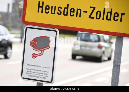 Abbildung zeigt den Namen der Gemeinde Heusden-Zolder auf einem Straßenschild, Donnerstag, 17. Mai 2018. BELGA FOTO YORICK JANSENS Stockfoto