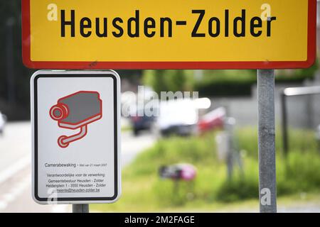 Abbildung zeigt den Namen der Gemeinde Heusden-Zolder auf einem Straßenschild, Donnerstag, 17. Mai 2018. BELGA FOTO YORICK JANSENS Stockfoto