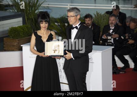 Fabrice Aragno posiert mit dem Special Palme d'Or Award im Namen von Regisseur Jean-Luc Godard für seinen Film „The Image Book“ (Le Livre D'Image) Und Mitra Farahani beim Fototermin „The Palme D'Or Winner“ während des 71.. Jährlichen Filmfestivals in Cannes im Palais des Festivals | Fabrice Aragno Pose avec la Palme d'Or spéciale au nom du réalisateur Jean-Luc Godard pour son Film 'Le Livre d'Image' et Mitra Farahani.au photoCall de la Palme d'Or lors Du 71ème Festival de Cannes au Palais des Festivals. 19/05/2018 Stockfoto