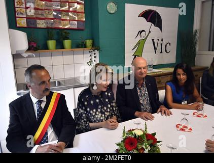 Watermael-Boitsfort / Watermaal-Bosvoorde mayor Olivier Deleuze (L) and Queen Mathilde of Belgium (C) pictured during a royal visit to the Henri Jaspar residential school in Brussels, Wednesday 23 May 2018. BELGA PHOTO ERIC LALMAND Stock Photo