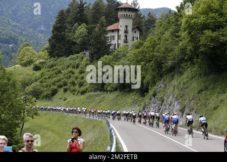 Die Abbildung zeigt das Paket von Fahrern in Aktion während der Stufe 17 der 101.. Ausgabe der Giro D'Italia Radtour, 155 km von Riva del Garda nach Iseo, Italien, Mittwoch, 23. Mai 2018. BELGA FOTO YUZURU SUNADA FRANCE RAUS Stockfoto