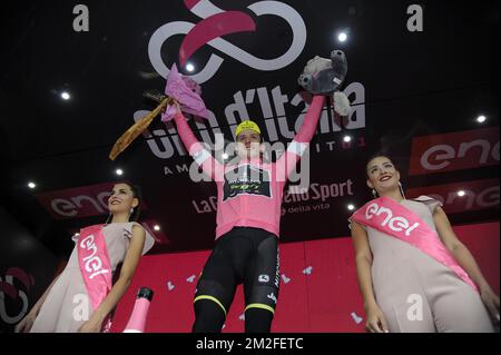 Führend im allgemeinen Ranking Großbritanniens Simon Yates von Mitchelton - Scott feiert auf dem Podium nach der 17. Etappe der Giro D'Italia Radtour 101., 155 km von Riva del Garda nach Iseo, Italien, Mittwoch, 23. Mai 2018. BELGA FOTO YUZURU SUNADA FRANCE RAUS Stockfoto