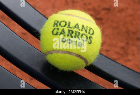 Abbildung zeigt Tennisbälle während eines Trainings im Vorfeld des Roland Garros French Open Tennisturniers in Paris, Frankreich, Donnerstag, den 24. Mai 2018. Die Hauptziehung des diesjährigen Roland Garros Grand Slam findet vom 27. Mai bis 10. Juni statt. BELGA FOTO BENOIT DOPPPAGNE Stockfoto