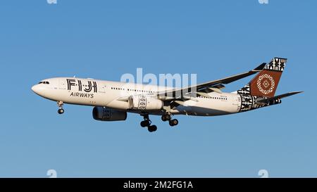 Richmond, British Columbia, Kanada. 12.. Dezember 2022. Ein Fidschi Airways Airbus A330-200 Jetliner (DQ-FJU) in der Luft, der sich im Landeanflug am Vancouver International Airport befindet. (Kreditbild: © Bayne Stanley/ZUMA Press Wire) Stockfoto