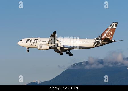 Richmond, British Columbia, Kanada. 12.. Dezember 2022. Ein Fidschi Airways Airbus A330-200 Jetliner (DQ-FJU) in der Luft, der sich im Landeanflug am Vancouver International Airport befindet. (Kreditbild: © Bayne Stanley/ZUMA Press Wire) Stockfoto