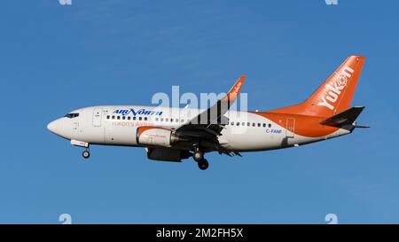 Richmond, British Columbia, Kanada. 12.. Dezember 2022. Ein Flugzeug der Air North Boeing 737-500 (C-FANF) in der Luft, das sich im Landeanflug auf dem internationalen Flughafen Vancouver befindet. (Kreditbild: © Bayne Stanley/ZUMA Press Wire) Stockfoto