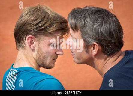 Der belgische David Goffin spricht mit seinem Trainer Thierry Van Cleemput während eines Trainings gegen Serbiens Novak Djokovic im Vorfeld des Roland Garros French Open Tennis Turniers am Samstag, den 26. Mai 2018 in Paris, Frankreich. Die Hauptziehung des diesjährigen Roland Garros Grand Slam findet vom 27. Mai bis 10. Juni statt. BELGA FOTO BENOIT DOPPPAGNE Stockfoto