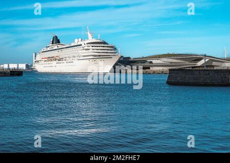 Aufnahme der Asuka II (max. Kapazität: 872 Passagiere) am Osanbashi International Terminal Pier in Yokohama, Japan. Die Asuka II fährt aus dem Stockfoto