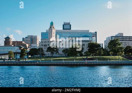 Das historische Zollgebäude Yokohama befindet sich auf der linken Seite. 1934 nach dem großen Kanto-Erdbeben von 1923 wiederaufgebaut, unter den verschiedenen Inspiren Stockfoto