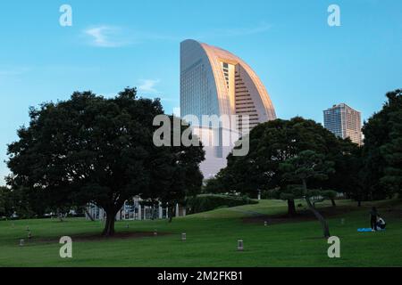 Vom Zentrum des Rinko Park aus können Sie die obersten Stockwerke des höchsten Hochhauses von Yokohama, den Tower Yokohama Kitanak, sehen Stockfoto