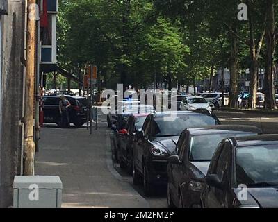 Die Abbildung zeigt die Szene einer Schießerei auf dem Boulevard d'Avroy in Lüttich, Dienstag, den 29. Mai 2018. Ein bewaffneter Mann hat auf zwei Polizisten geschossen und eine Frau als Geisel genommen. Der Schütze wurde neutralisiert. Zwei Polizisten und ein Passant wurden getötet. BESTE VERFÜGBARE QUALITÄT BELGA FOTO FREDERIC DE BIOLLEY Stockfoto