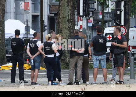 Polizisten und Kriminalpolizisten arbeiten nach einer Schießerei auf dem Boulevard d'Avroy in Lüttich am Dienstag, den 29. Mai 2018, bei einem Treffen im Polizeiamt Lüttich. Ein bewaffneter Mann erschoss zwei Polizisten und einen Passanten. Der Schütze war auf Urlaub aus dem Gefängnis und wurde von der Polizei erschossen. BELGA PHOTO VIRGINIE LEFOUR Stockfoto