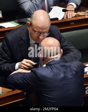 Justizminister Koen Geens und der belgische Premierminister Charles Michel wurden am Donnerstag, den 31. Mai 2018, auf einer Plenarsitzung der Kammer im Bundesparlament in Brüssel fotografiert. BELGA FOTO ERIC LALMAND Stockfoto