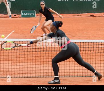 Belgische Kirsten Flipkens (oben) und amerikanische Serena Williams in Aktion während eines Tennisspiels zwischen italienischer Sara Errani und belgischer Kirsten Flipkens gegen US Venus und Serena Williams, in der zweiten Runde der Doppel-Frauen beim Roland Garros French Open-Tennisturnier in Paris, Frankreich, Freitag, 01. Juni 2018. Die Hauptziehung des diesjährigen Roland Garros Grand Slam findet vom 27. Mai bis 10. Juni statt. BELGA FOTO BENOIT DOPPPAGNE Stockfoto