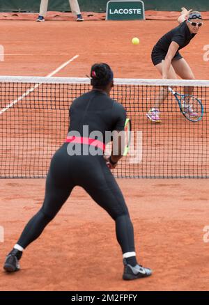 Belgische Kirsten Flipkens (oben) und amerikanische Serena Williams in Aktion während eines Tennisspiels zwischen italienischer Sara Errani und belgischer Kirsten Flipkens gegen US Venus und Serena Williams, in der zweiten Runde der Doppel-Frauen beim Roland Garros French Open-Tennisturnier in Paris, Frankreich, Freitag, 01. Juni 2018. Die Hauptziehung des diesjährigen Roland Garros Grand Slam findet vom 27. Mai bis 10. Juni statt. BELGA FOTO BENOIT DOPPPAGNE Stockfoto