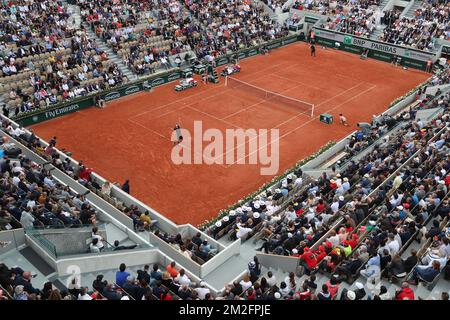 Die Abbildung zeigt eine allgemeine Ansicht des Stadions während eines Tennisspiels zwischen dem belgischen David Goffin (ATP 9) und dem französischen Gael Monfils (ATP 37) in der dritten Runde der MännerSingles beim Roland Garros French Open Tennis Turnier in Paris, Frankreich, Freitag, 01. Juni 2018. Die Hauptziehung des diesjährigen Roland Garros Grand Slam findet vom 27. Mai bis 10. Juni statt. BELGA FOTO BENOIT DOPPPAGNE Stockfoto