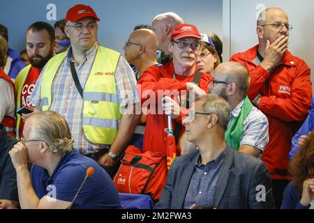 Am Mittwoch, den 06. Juni 2018, vor dem WTC-III-Turm in Brüssel nehmen Mitglieder der UNINS an einem Treffen mit Vertretern des Ministeriums Teil, bei dem die Gewerkschaften des öffentlichen Dienstes demonstrieren, um gegen die Reform der föderalen öffentlichen Verwaltung zu protestieren. BELGA FOTO THIERRY ROGE Stockfoto