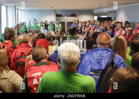 Am Mittwoch, den 06. Juni 2018, vor dem WTC-III-Turm in Brüssel nehmen Mitglieder der UNINS an einem Treffen mit Vertretern des Ministeriums Teil, bei dem die Gewerkschaften des öffentlichen Dienstes demonstrieren, um gegen die Reform der föderalen öffentlichen Verwaltung zu protestieren. BELGA FOTO THIERRY ROGE Stockfoto