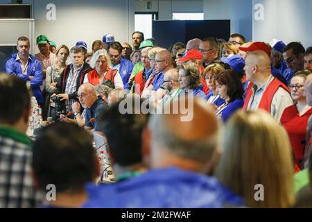 Am Mittwoch, den 06. Juni 2018, vor dem WTC-III-Turm in Brüssel nehmen Mitglieder der UNINS an einem Treffen mit Vertretern des Ministeriums Teil, bei dem die Gewerkschaften des öffentlichen Dienstes demonstrieren, um gegen die Reform der föderalen öffentlichen Verwaltung zu protestieren. BELGA FOTO THIERRY ROGE Stockfoto