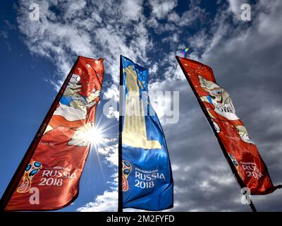 Abbildung zeigt Flaggen und Logos der FIFA-Weltmeisterschaft Russland 2018 vor Beginn der FIFA-Weltmeisterschaft 2018 in Moskau, Russland, Montag, 11. Juni 2018. BELGA FOTO DIRK WAEM Stockfoto