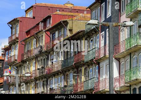 Die schöne Stadt Porto, Fassade und Balkon im historischen Zentrum von Ribeira | La ville de Porto Fassade und Balkons dans le quartier Histororique de Ribeira 12/06/2018 Stockfoto