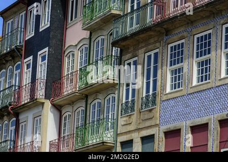 Die schöne Stadt Porto, Fassade und Balkon im historischen Zentrum von Ribeira | La ville de Porto Fassade und Balkons dans le quartier Histororique de Ribeira 12/06/2018 Stockfoto