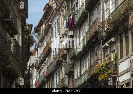 Die schöne Stadt Porto, Fassade und Balkon im historischen Zentrum von Ribeira | La ville de Porto Fassade und Balkons dans le quartier Histororique de Ribeira 12/06/2018 Stockfoto