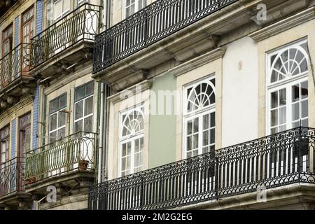 Die schöne Stadt Porto, Fassade und Balkon im historischen Zentrum von Ribeira | La ville de Porto Fassade und Balkons dans le quartier Histororique de Ribeira 12/06/2018 Stockfoto