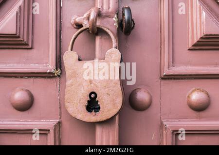 The nice Porto city. | La ville de Porto sur l'autre rive du Douro les chais de Porto dans le quartier de Vila Nova de Gaia 12/06/2018 Stock Photo