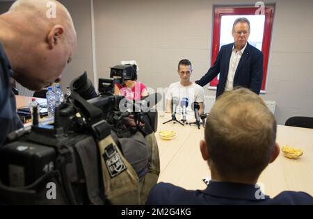 Dimitri Herman und Alain Klinkenberg, CEO von CIMEDE, wurden auf einer Pressekonferenz von Atelier de l'Avenir in Grace-Hollogne mit dem Bruder von Lüttich, der am Mittwoch, den 20. Juni 2018, Benjamin Herman in Grace-Hollogne erschoss, vorgestellt. Einige Medien haben heute Morgen einen Durchsuchungsbefehl für Dimitri Herman angekündigt. Es wurde eine Pressekonferenz organisiert, um zu behaupten, dass es keine solche Erpressung gibt. Dimitri wurde von der Polizei nur als Zeuge nach der Schießerei mit seinem Bruder gehört. BELGA FOTO BENOIT DOPPPAGNE Stockfoto