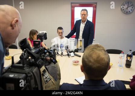 Dimitri Herman und Alain Klinkenberg, CEO von CIMEDE, wurden auf einer Pressekonferenz von Atelier de l'Avenir in Grace-Hollogne mit dem Bruder von Lüttich, der am Mittwoch, den 20. Juni 2018, Benjamin Herman in Grace-Hollogne erschoss, vorgestellt. Einige Medien haben heute Morgen einen Durchsuchungsbefehl für Dimitri Herman angekündigt. Es wurde eine Pressekonferenz organisiert, um zu behaupten, dass es keine solche Erpressung gibt. Dimitri wurde von der Polizei nur als Zeuge nach der Schießerei mit seinem Bruder gehört. BELGA FOTO BENOIT DOPPPAGNE Stockfoto