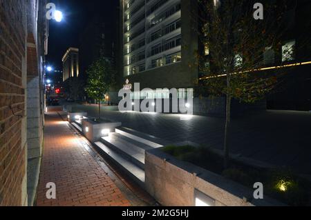 Design für öffentliche Räume auf der Südseite des Marque Waterfront Bauwerks der Queen in Downtown Halifax, Nova Scotia, Kanada, bei Nacht. Stockfoto