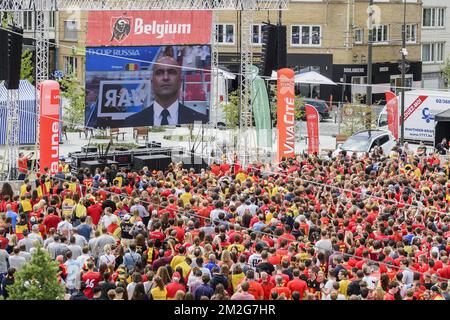 Riesige Leinwand für Fußballfans und Familien des mondial auf dem Place Dumont. | Ecran geant a la Place Dumont pour le mondial de Football - Rassembment populaire des Supports des diables rouges. 23/06/2018 Stockfoto